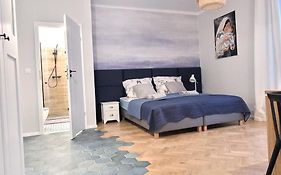 Kana Apartment - close, fast WiFi, no gas inside